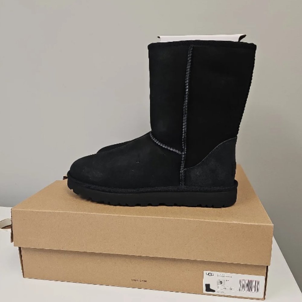 UGG - Classic Short II